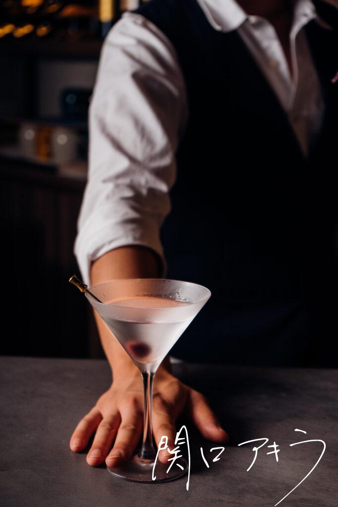 カクテルを出すバーテンダー